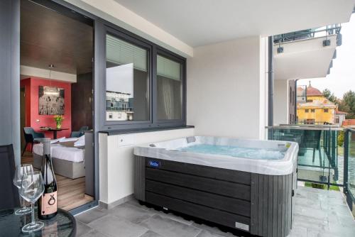 een grote badkamer met een bad en een raam bij Onyx Luxury in Sárvár