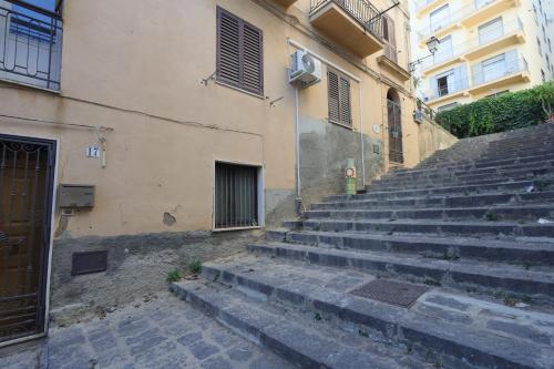 kilka schodów przed budynkiem w obiekcie La Scala di Atena w mieście Agrigento