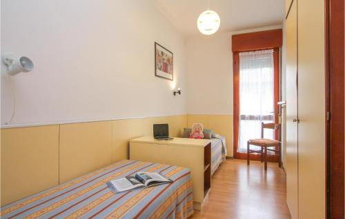 リニャーノ・サッビアドーロにあるCasa Emilia 2のベッドルーム1室(ベッド2台、ノートパソコン付きのデスク付)