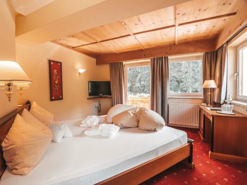 Uma cama ou camas num quarto em Hotel Kristall - Adults Only