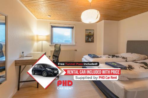 Un dormitorio con una cama y un coche en un escritorio en Pouls Airport Guesthouse - RENTAL CAR INCLUDED en Sørvágur