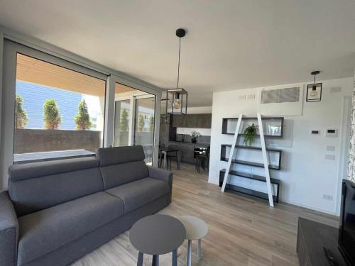 sala de estar con sofá y mesa en MARE Appartamento 8 en Lignano Sabbiadoro