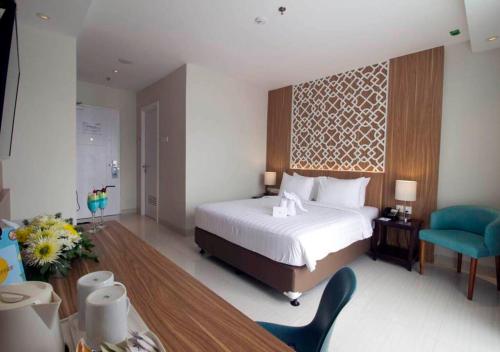 Un pat sau paturi într-o cameră la Astara Hotel Balikpapan