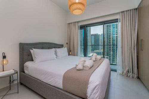 Postel nebo postele na pokoji v ubytování NEW! Luxurious 1Bedroom with balcony in Downtown