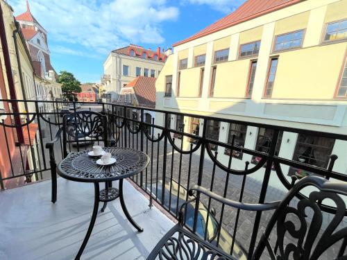 Μπαλκόνι ή βεράντα στο Picturesque Old Town Apartment with Charming Balcony
