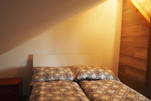 En eller flere senger på et rom på Apartmán U Borovice