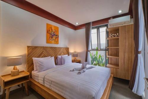 um quarto com uma cama grande e uma janela em Lavilla B1 New-3BR Pool Villa 15 Mins from Ubud Centre em Ubud