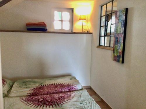ein kleines Schlafzimmer mit einem Bett und einem Fenster in der Unterkunft Ferienhaus auf dem Bauernhof in Bad Bentheim