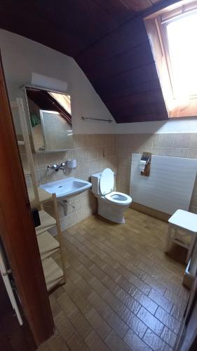uma casa de banho com um WC e um lavatório em La Belle Etoile - Bauernhof in mitten der Natur 