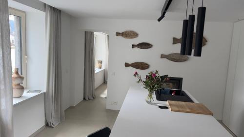 een woonkamer met een witte bar en een open haard bij Pieds dans l'eau Private Wellness Bordure de Meuse in Lustin