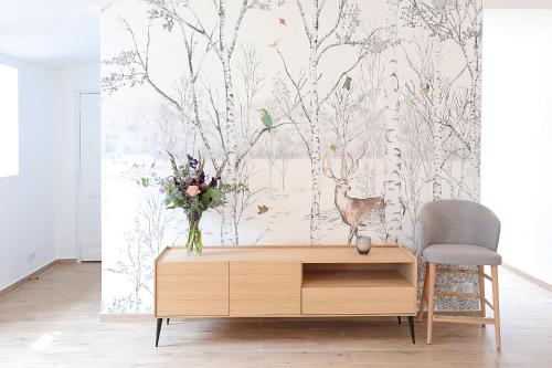 une peinture murale avec un cerf dans une forêt dans l'établissement Pierres Blanches Guérande - Maison d'hôtes, à Guérande