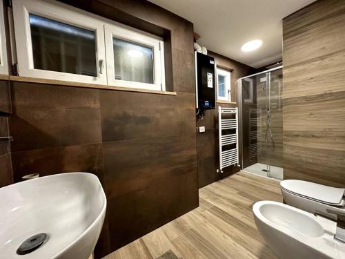 een badkamer met 2 wastafels, een toilet en een douche bij FOLIGNO Sano Riposo in Foligno