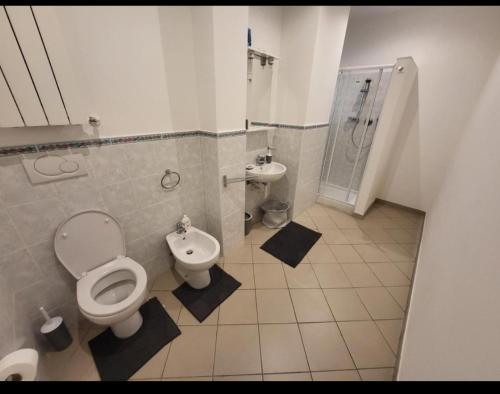 uma casa de banho com um WC e um lavatório em King house em Sanremo