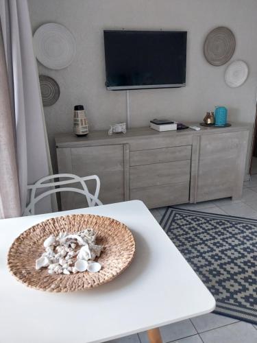 Televiisor ja/või meelelahutuskeskus majutusasutuses CHILLpill Guest House