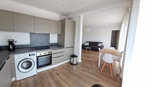 une cuisine et un salon avec laveuse et sécheuse dans l'établissement Vista mare, à Ajaccio