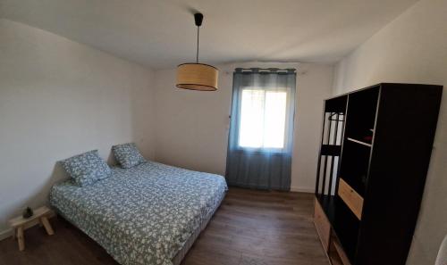 une petite chambre avec un lit et une fenêtre dans l'établissement Vista mare, à Ajaccio