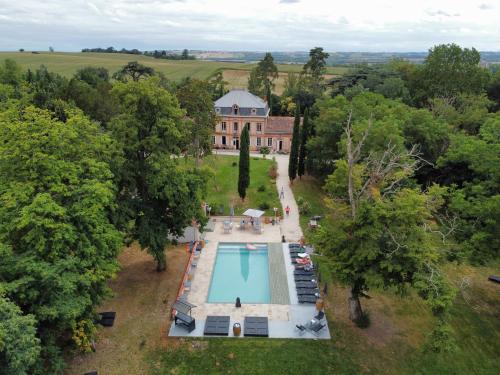 an aerial view of a mansion with a swimming pool at Ch&acirc;teau Lamothe in Bazi&egrave;ge