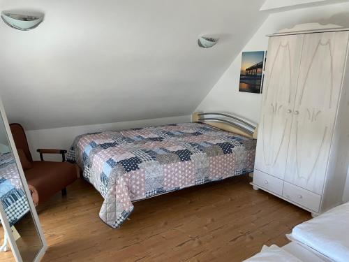 WITHA في Fuhlendorf: غرفة نوم صغيرة مع سرير وخزانة