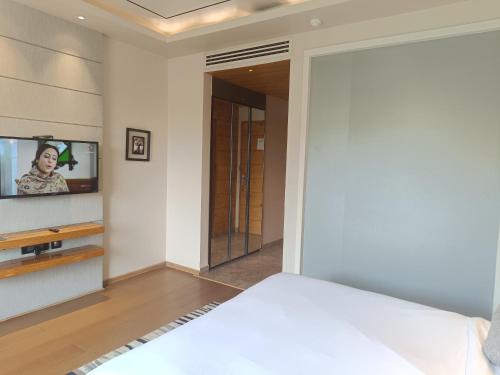 TV a/nebo společenská místnost v ubytování Udman Hotel Greater Noida