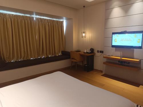 TV a/nebo společenská místnost v ubytování Udman Hotel Greater Noida