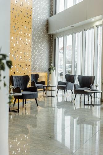 Ein Sitzbereich in der Unterkunft Garni Hotel Centar