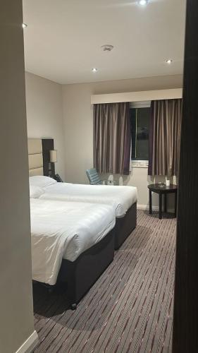 Perfect Stay Dubai في دبي: غرفة فندقية بسرير كبير ونافذة