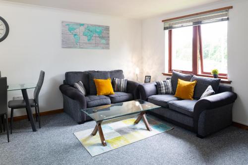 ダンファームリンにあるBothwell Court Apartmentsのソファ2つとテーブルのあるリビングルーム