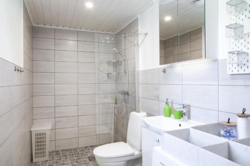 ein weißes Bad mit einem WC und einem Waschbecken in der Unterkunft Nordic Bliss beach house - Käsmu in Käsmu