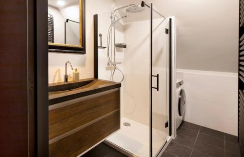 uma casa de banho com uma cabina de duche em vidro e um lavatório. em Bed and Breakfast Waddendroom em Lioessens