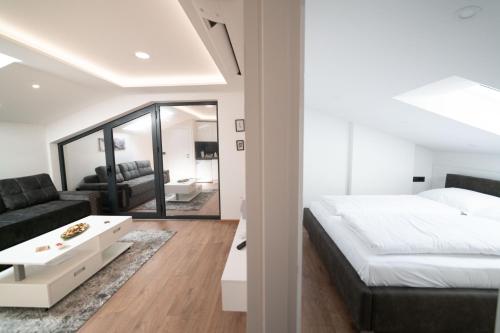 1 dormitorio con 1 cama y sala de estar en Luxury Apartments Una Sarajevo en Sarajevo