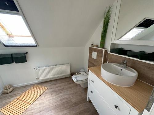 Koupelna v ubytování Ferienwohnung Huus an`t Koornfeld Dachgeschoss