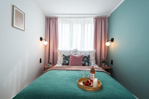 Un dormitorio con una cama con una bandeja de fruta. en Apartament Diamond - darmowy Parking, ścisłe centrum - by Kairos Apartments, en Gliwice