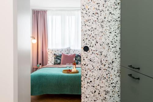 a bedroom with a green bed and a window at Kairos Apartments - Diamond - darmowy Parking, ścisłe centrum in Gliwice