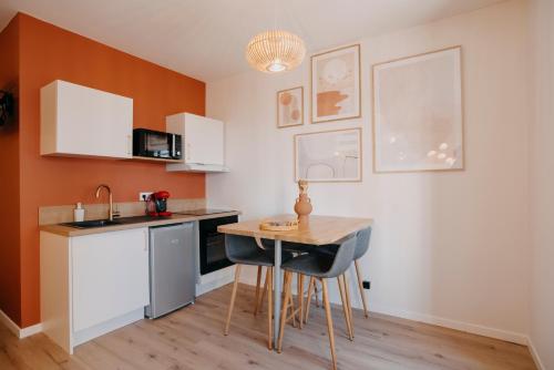 Una cocina o zona de cocina en L'ATELIER - Coeur de ville - Tout équipé