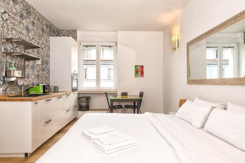A bed or beds in a room at Luxury Cozy Studio by Central Station - Café