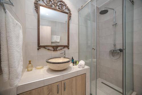 bagno con lavandino e doccia di Kavo Seaside Luxury Apartment ad Argásion