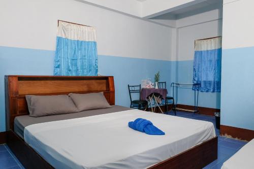 um quarto com uma cama com uma toalha azul em Blue House Pai em Pai