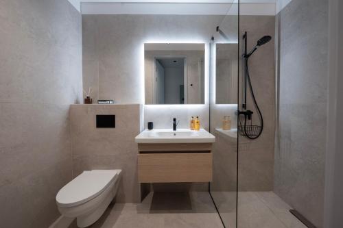 ein Bad mit einem WC, einem Waschbecken und einer Dusche in der Unterkunft Bob W Pärnu in Pärnu
