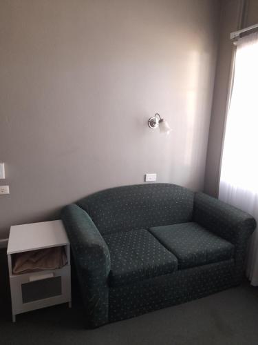 Χώρος καθιστικού στο Aromet Motor Inn