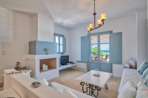 sala de estar con sofá y mesa en Villa Afroditi, en Antíparos