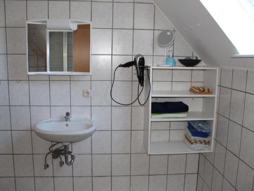 baño con lavabo y teléfono en la pared en Ferienwohnung Sonnenblume, en Rhadern