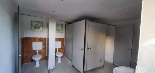 A bathroom at Căruța Timocanului