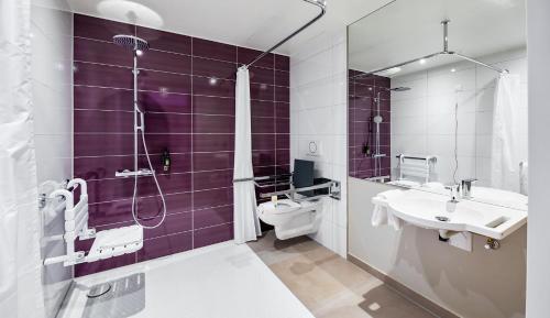 ein Bad mit einem Waschbecken, einer Dusche und einem WC in der Unterkunft Premier Inn Stuttgart City Europaviertel in Stuttgart
