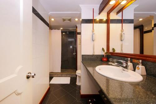 uma casa de banho com um lavatório e um chuveiro em Victoria Chau Doc Hotel em Chau Doc