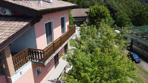 uma vista aérea de uma casa com uma varanda em Agriturismo Cascina Lert em Marone