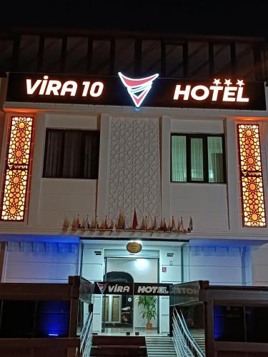 un hotel viva con un cartel en el costado en VİRA10 HOTEL, en Gönen