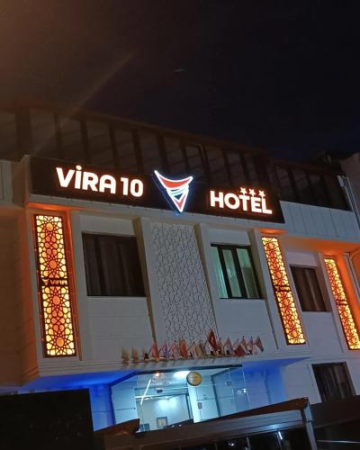 un hotel con un letrero de neón en la parte delantera en VİRA10 HOTEL, en Gönen