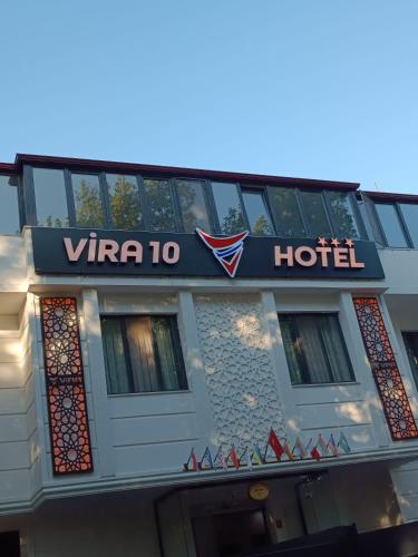 un hotel con un cartel en la parte delantera en VİRA10 HOTEL, en Gönen