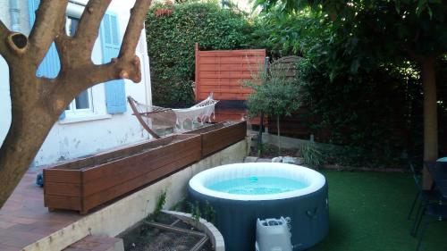 Jolie maison de ville avec jardin arboré