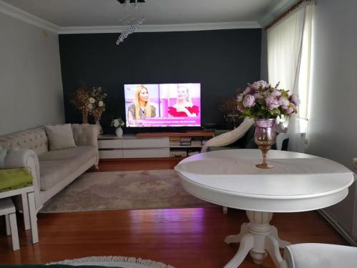 TV at/o entertainment center sa çicek bahceli ev Trabzon akçaabat mersin köyü